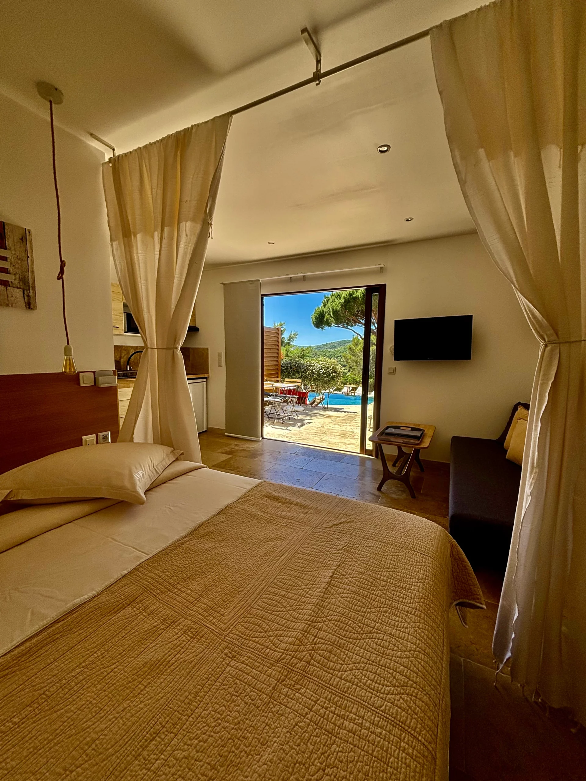 Chambre et vue du lit du gîte Bagaud HomeStay Bormes-les-Mimosas