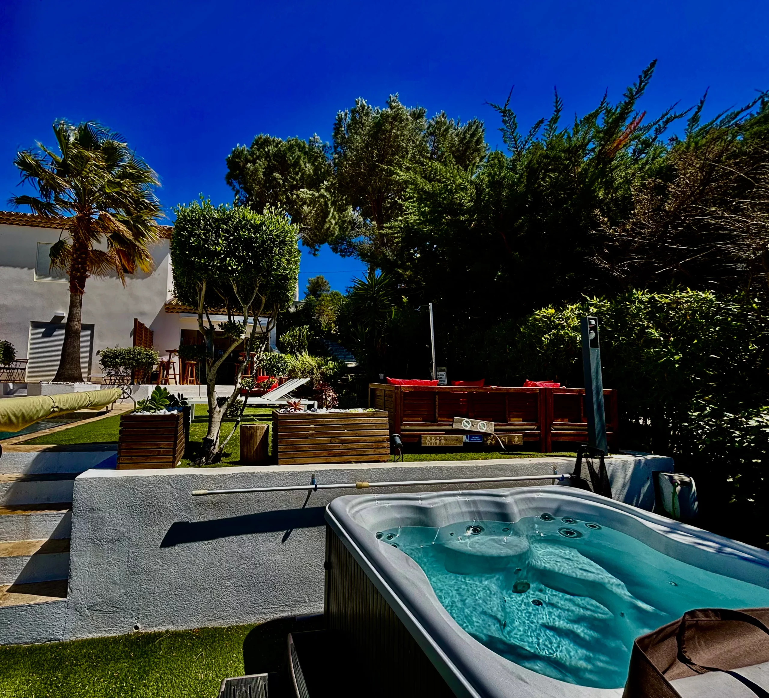Jacuzzi et jardin des gîtes HomeStay Bormes-les-Mimosas