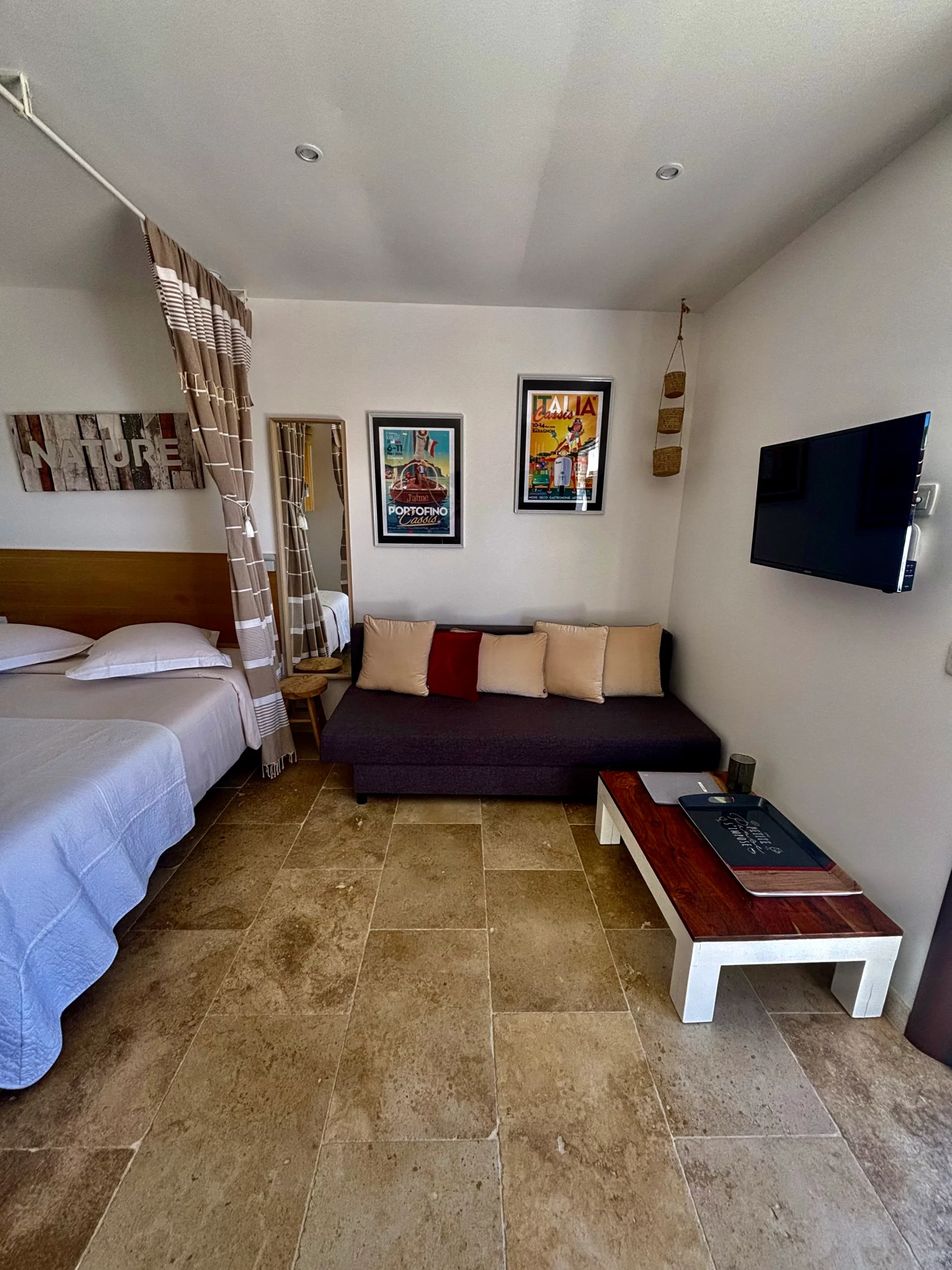 Salon et lit du gîte Levant HomeStay Bormes-les-Mimosas