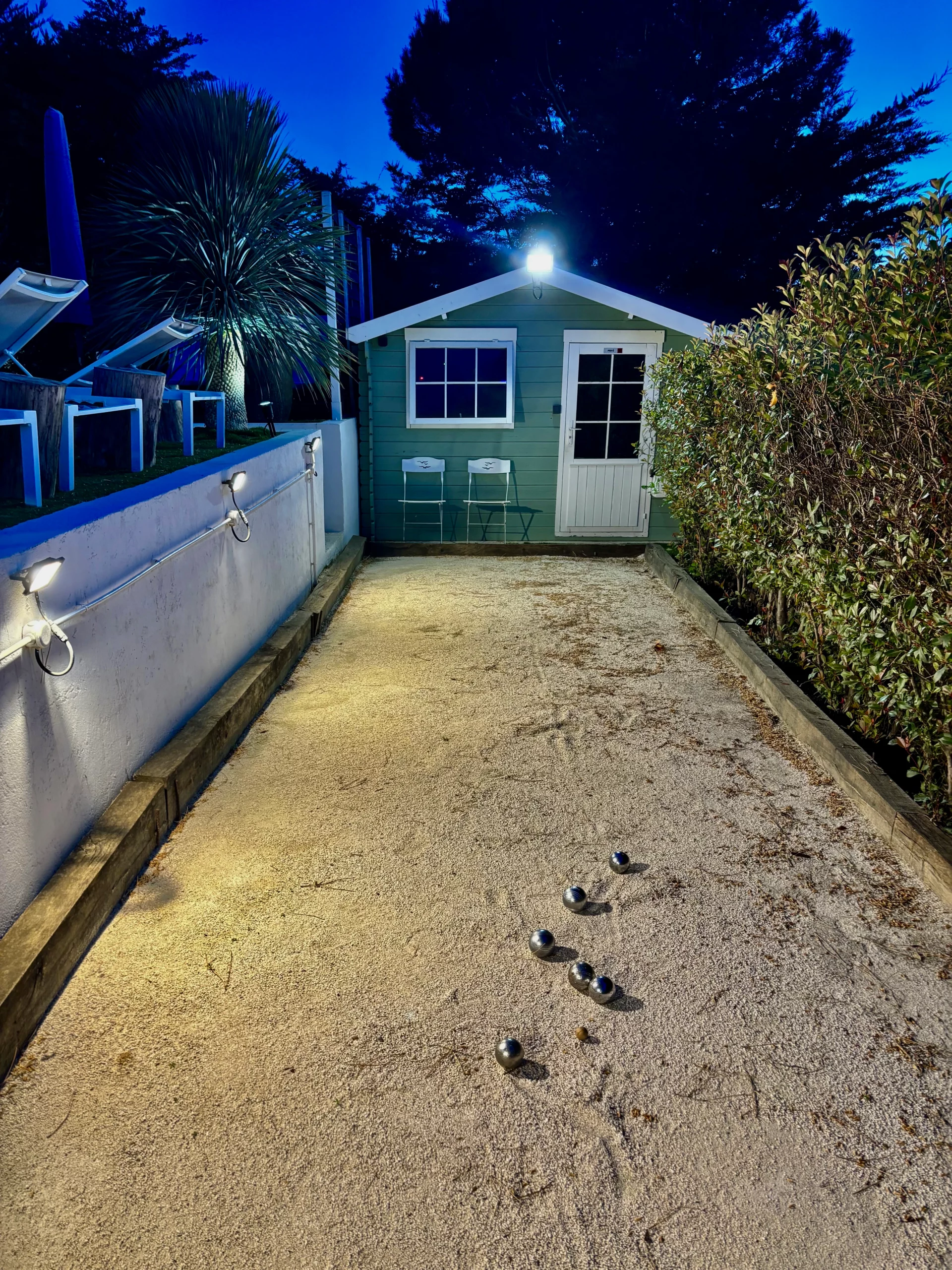 Terrain de pétanque le soir des gîtes HomeStay Bormes les Mimosas