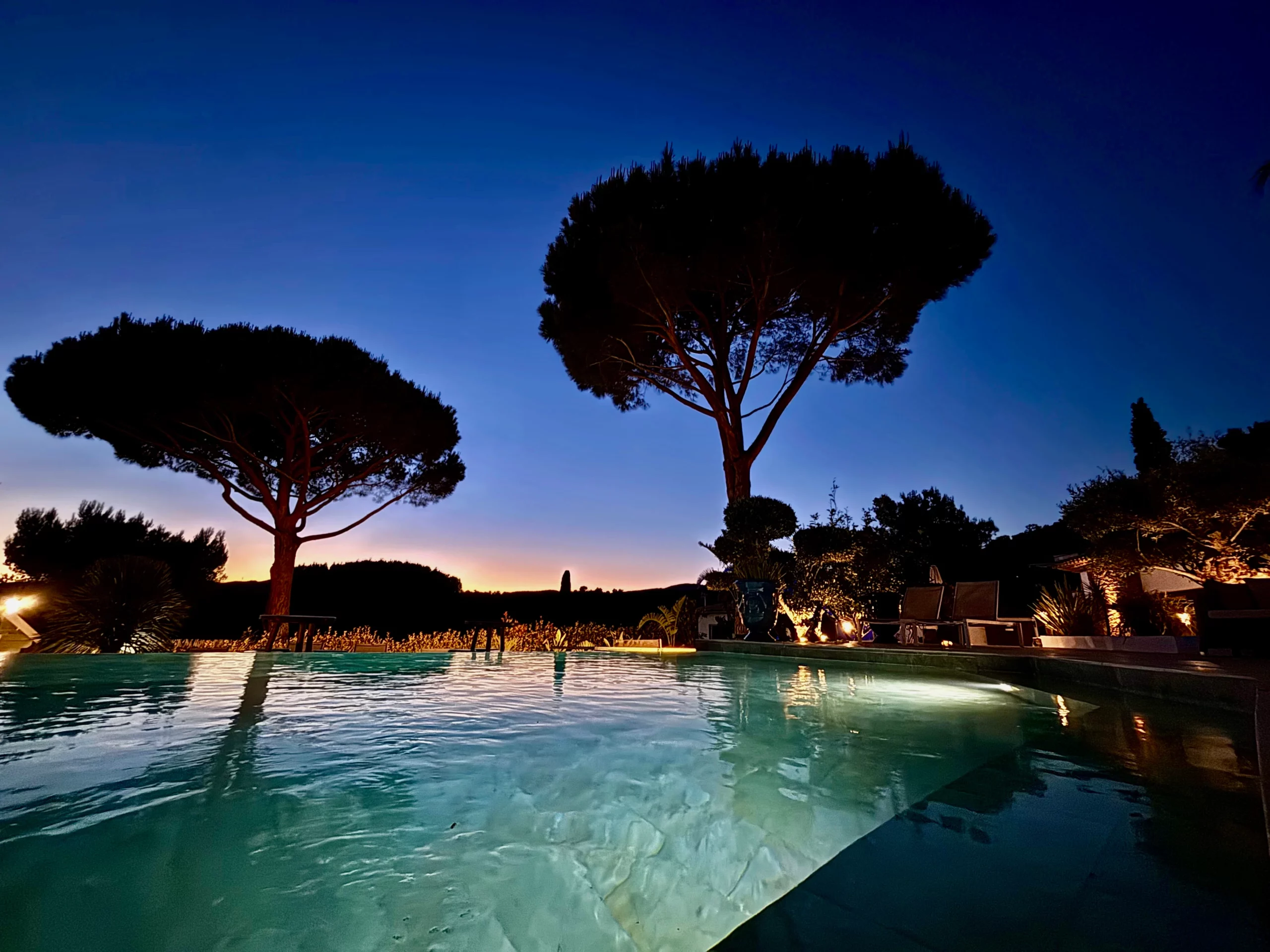 Piscine le soir des gîtes HomeStay Bormes les Mimosas