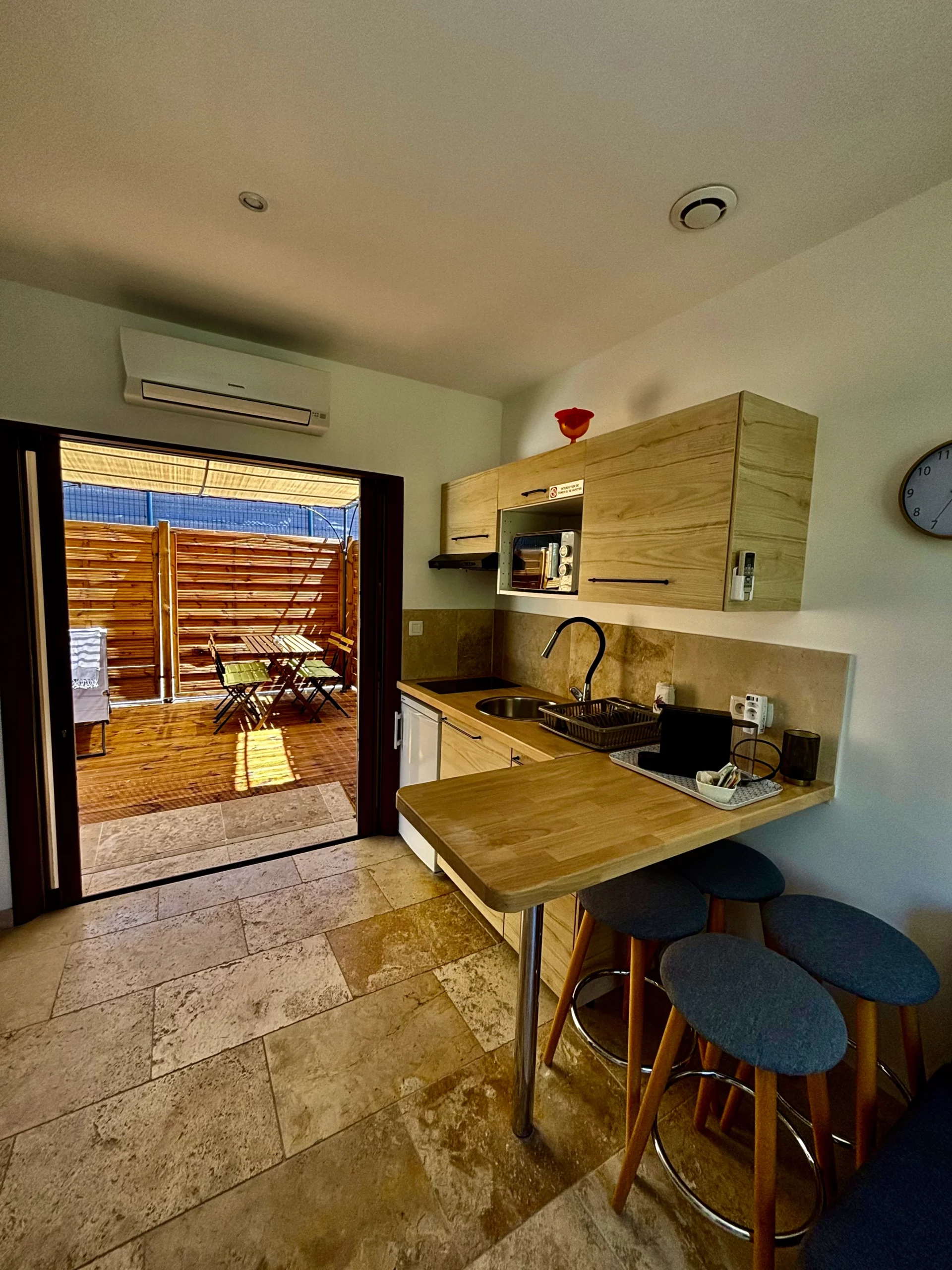 Cuisine et terrasse du gîte Île de Port-Cros HomeStay Bormes les Mimosas