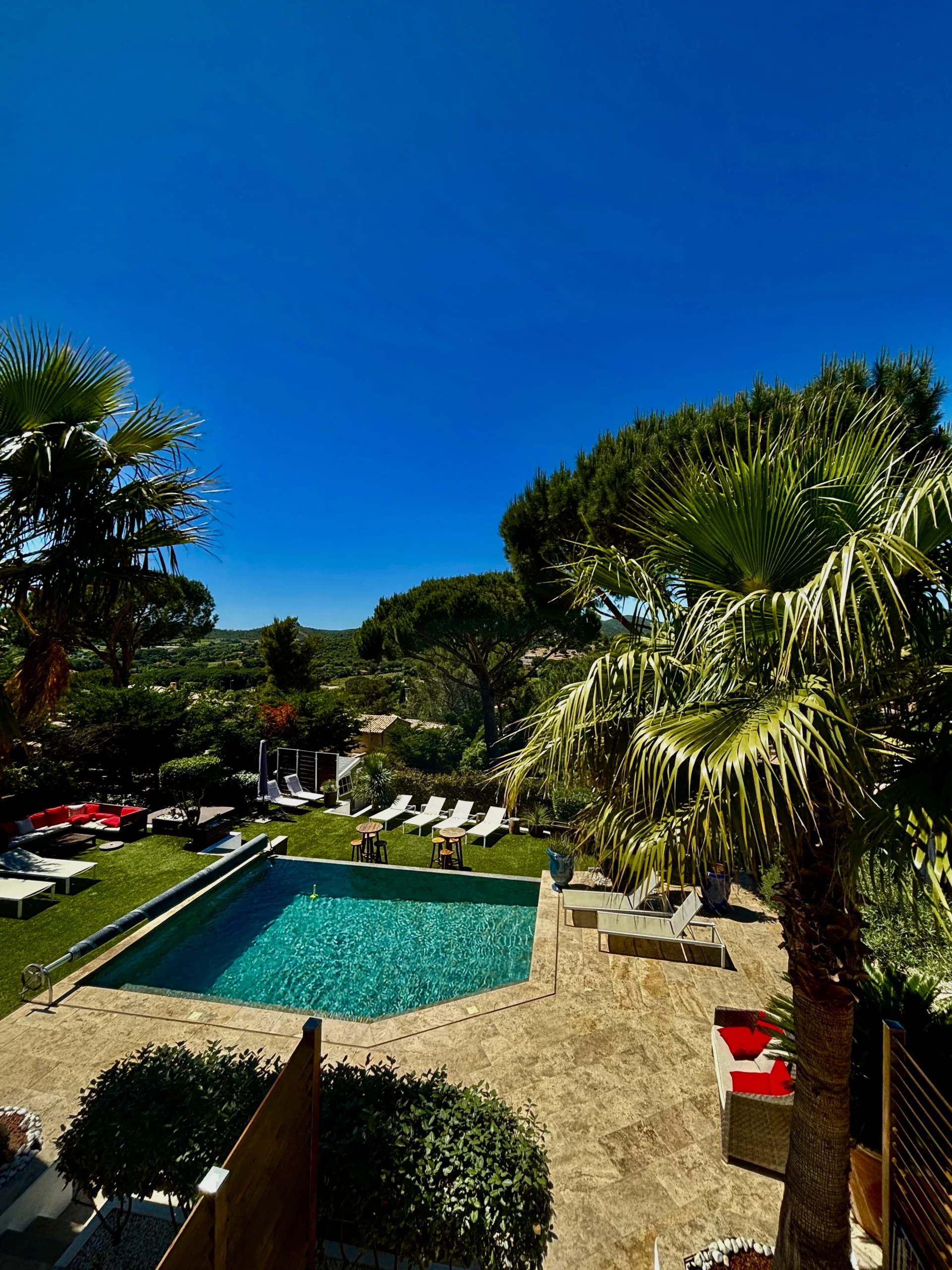 Vue depuis un gîte HomeStay Bormes les Mimosas avec la piscine
